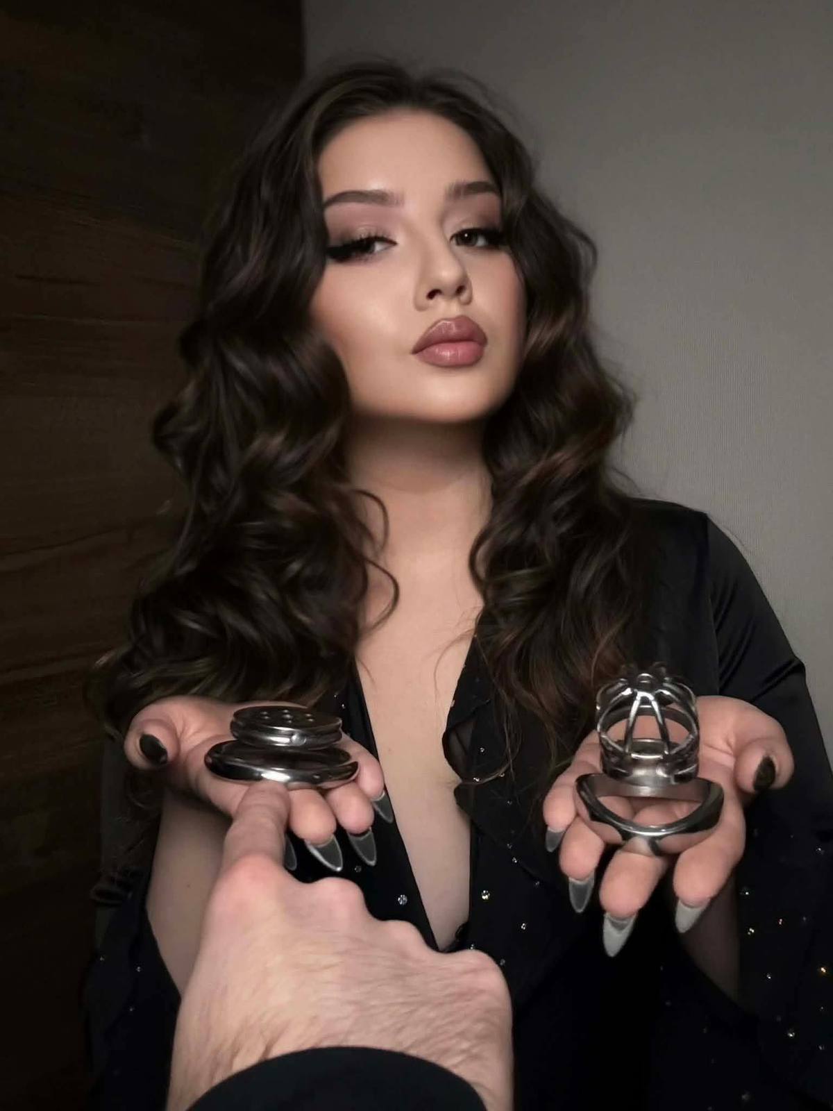 jaula de castidad de metal como regalo de cumpleaños para una dómina